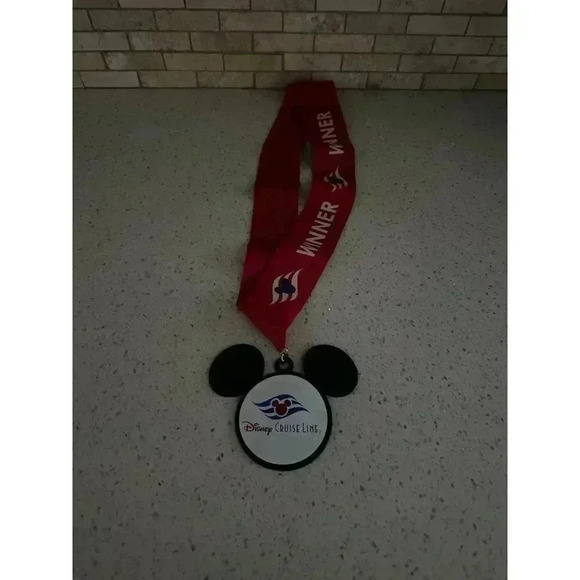 Disney Cruise Line DCL WINNER‎ Mickey Mouse Lanyard Medal Medallion Red Black - Picture 3 of 3